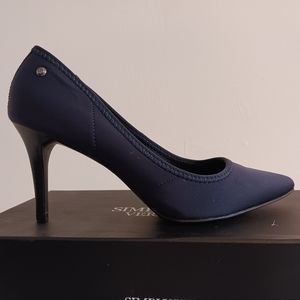 Vera Wang Pump